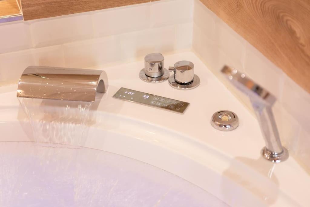 Suite Love Jacuzzi Montévrain Exterior foto