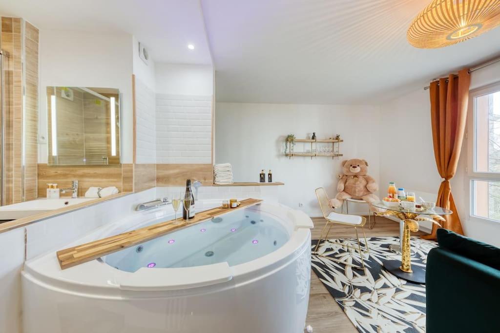 Suite Love Jacuzzi Montévrain Exterior foto